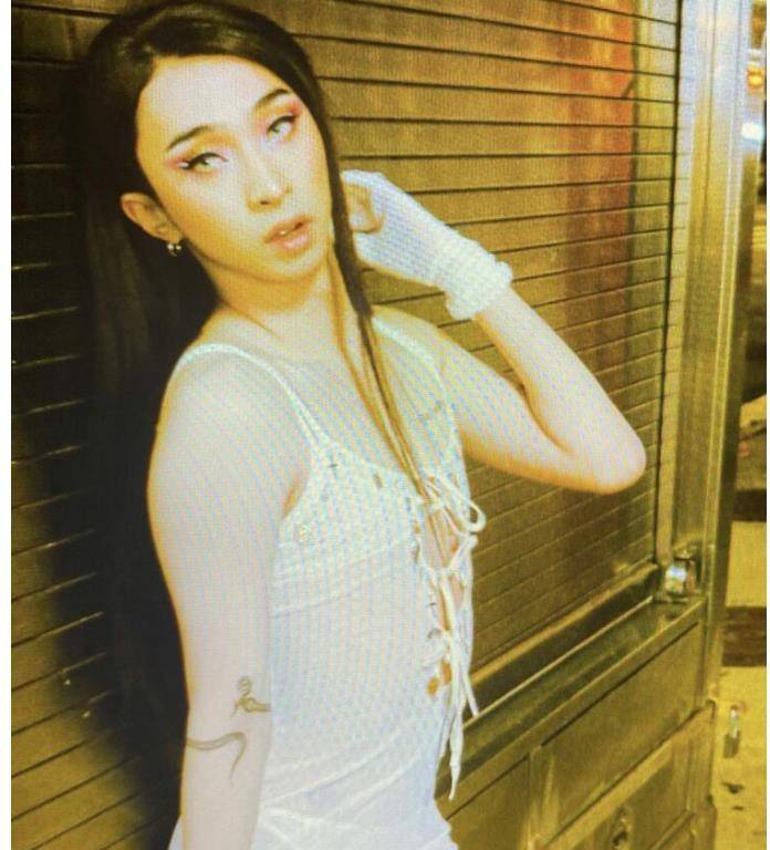 伊能静儿子街头写真,哈利穿超短紧身裙,化浓妆戴假发秀细腰长腿_照片