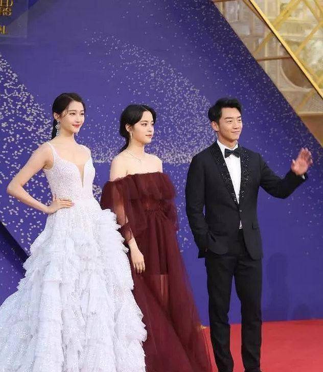 关晓彤合影太有优势,和鞠婧祎站一起脸好小,网友:对比太真实了_章子怡