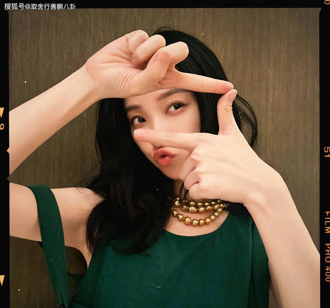 《消失的她》票房破31亿,倪妮连晒30张自拍庆祝,从1比划到30_照片