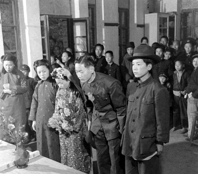 半夜的时候由于接到任务,张行忠匆忙地离开了,并嘱咐王明佳说有机会