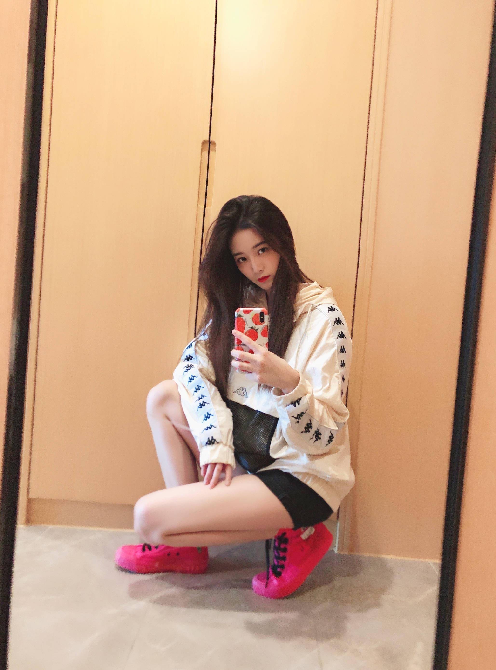 23岁徐艺洋时尚撩人,一身金色发光造型,搭配过膝长筒靴秀长腿!