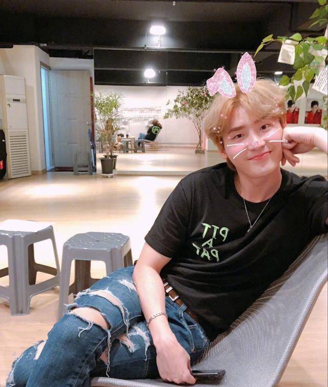 好喜欢卖萌可爱的李钟硕,各位待见吗?_look_t恤_牛仔裤