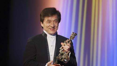 国际巨星成龙现身小舞台商演捞金.对此,你觉得合适吗?_表演_商业_电影