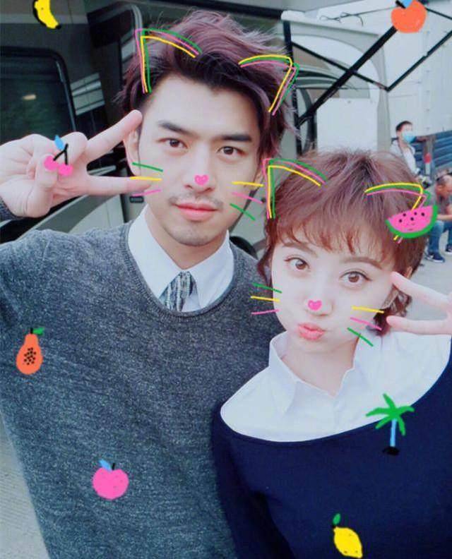 那种最潮流的少女心很重的自拍,看看把旁边的陈柏霖都顺带年轻了几岁