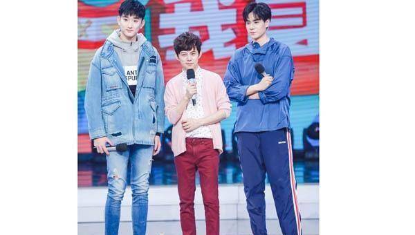 何炅晒合照调侃于小彤胡一天,三人的腿一样长_身高_郭敬明_问题