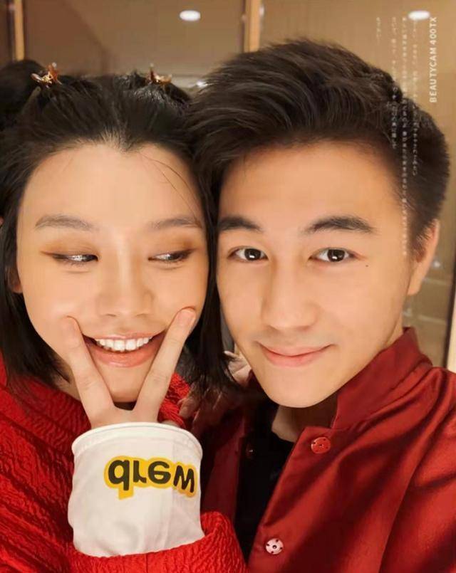 奚梦瑶晒与何猷君贴脸合照庆生,卡点"爱你"示爱老公甜齁_少女_辣妈