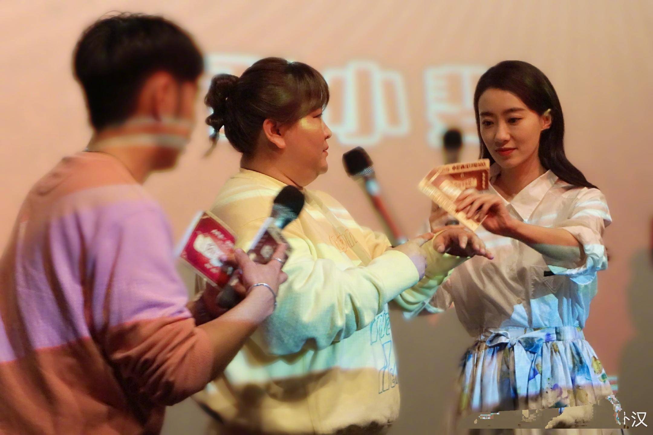 与大碗签约只剩两年,贾玲担心她会离开,张小斐的一句话感动众人_电影