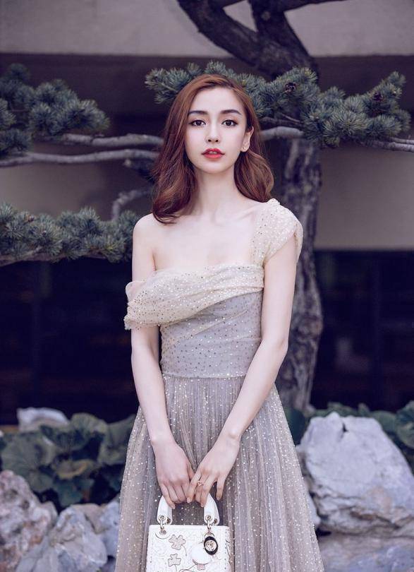 景甜和杨颖同穿露肩长裙,终于见识了什么才叫真正的"国色天香"_身材