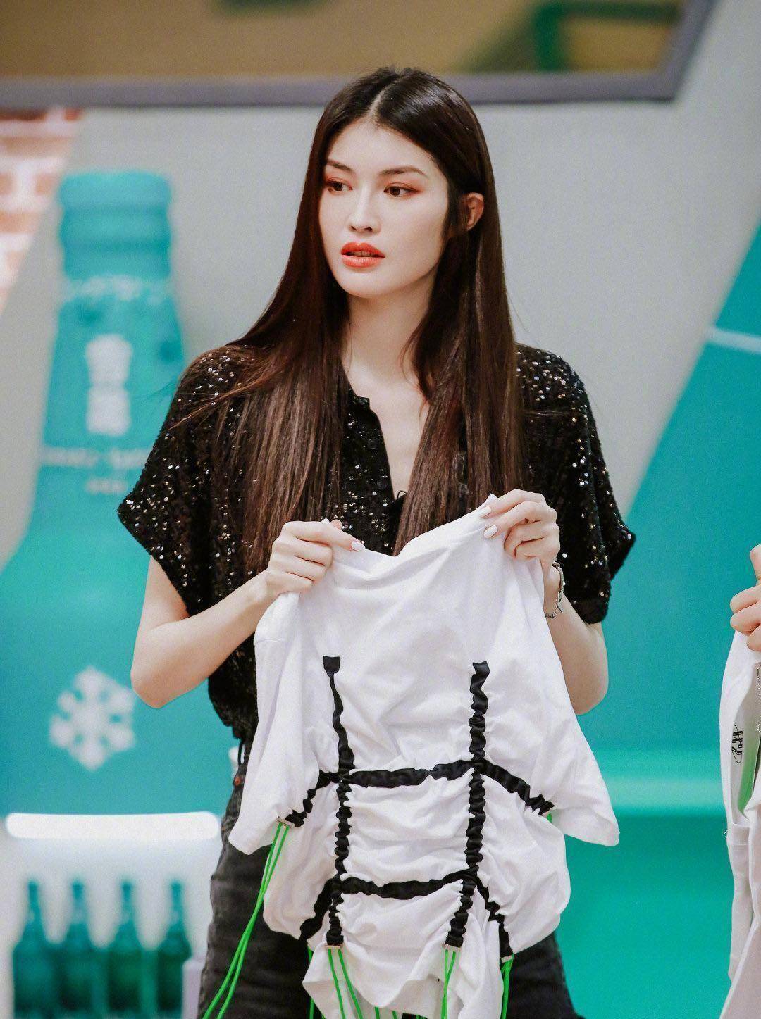 抽绳装出镜成焦点,被录取后表情太真实_奚梦瑶_顾客_成为了