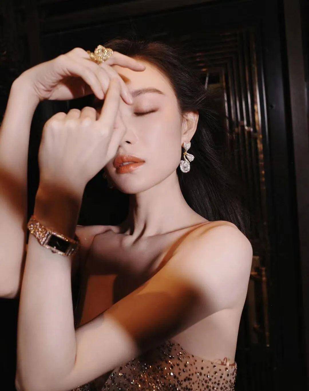 手表外,我们还发现她当天佩戴的耳环来自cindychao(来自中国著名珠宝