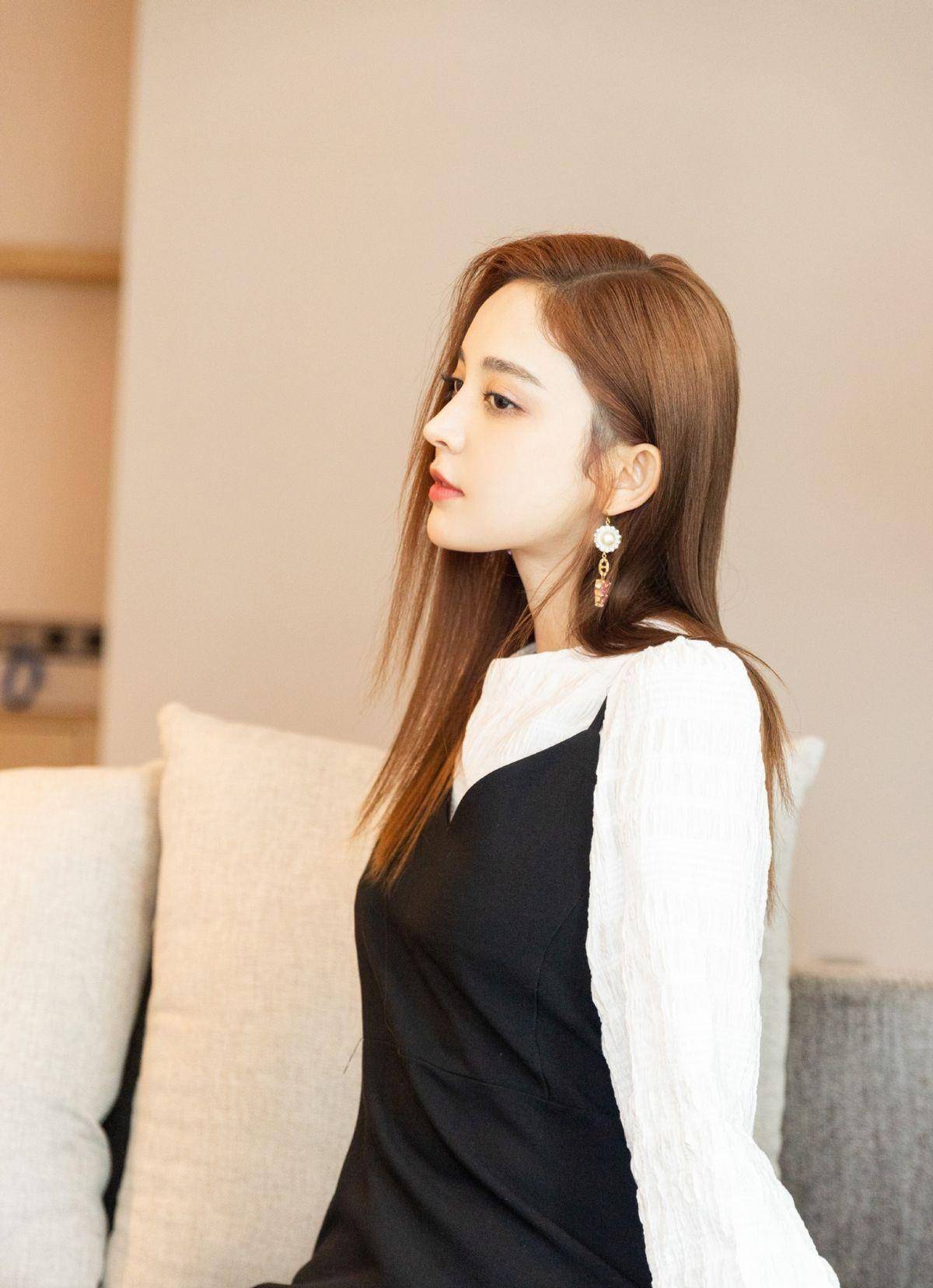 古力娜扎,关晓彤罕见同台亮相,输了身高年龄却赢了气质,真养眼_包包