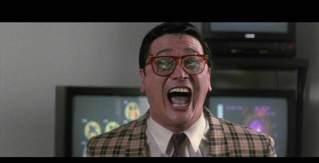 当然,不得不提的,还有一身警装出镜,帅出天际的何家劲.