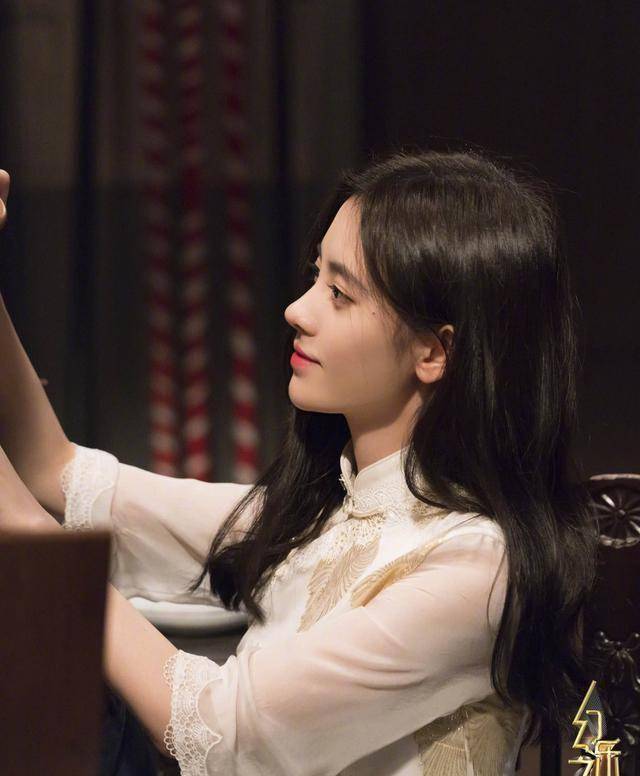 古风造型搭配哪位搭配在行,看看杨颖鞠婧祎,旗袍上身古风犹存_气质