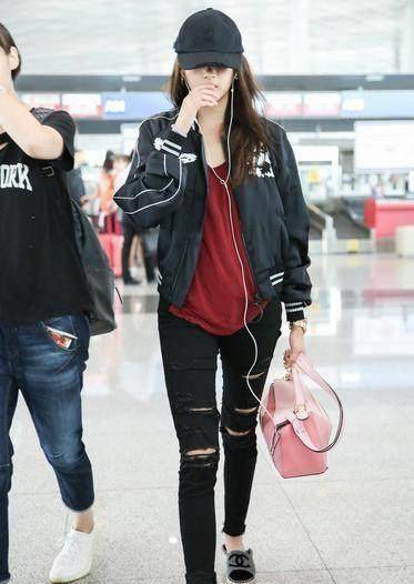 关晓彤现机场,一件红t惹人醉,网友:20岁活生生穿成了40岁!