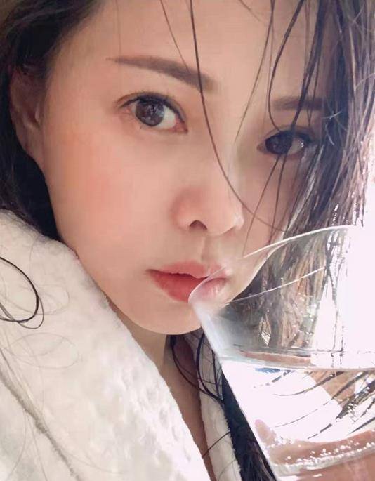 怼脸视角的伊能静自信地展现了盛世美颜,她一边端着杯子一边玩自拍,一