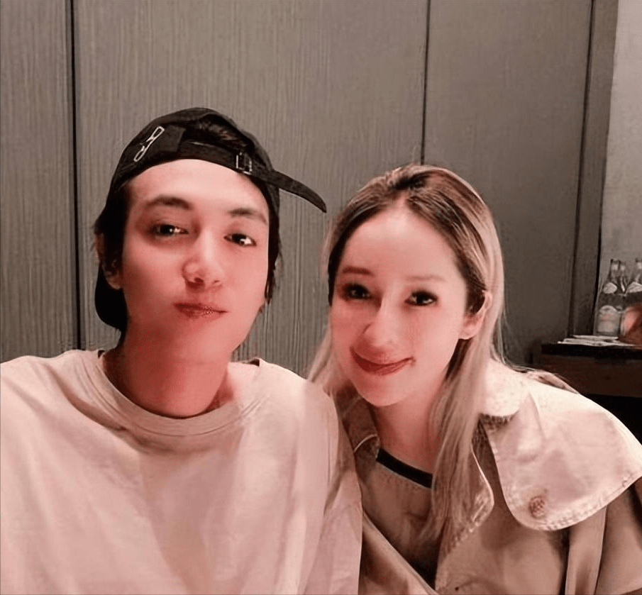 在路上之普通人电影投资色是一把刀,43岁萧亚轩被榨干精气,又老又凹?