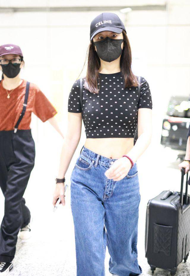 林心如久违来内地,穿露脐装暴露生娃后的松弛肚皮,素颜皮肤黝黑_风格