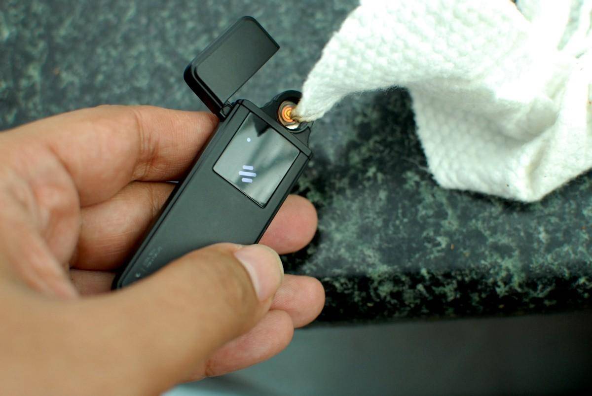 不管你抽不抽烟,这款超薄可换丝充电打火机必须得有