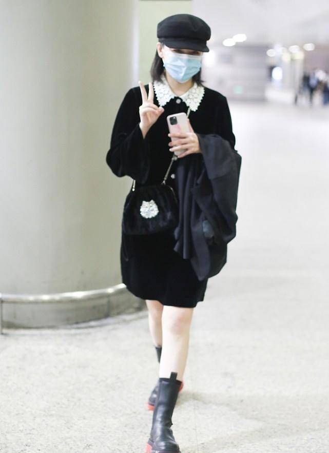 阚清子机场造型好别致,丝绒裙配"雨靴"看似不搭,却意外显时髦_小妆