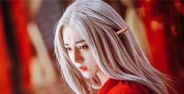 热巴新剧路透,白发造型"惊艳"网友,一举打破以往的所有质疑_迪丽热巴