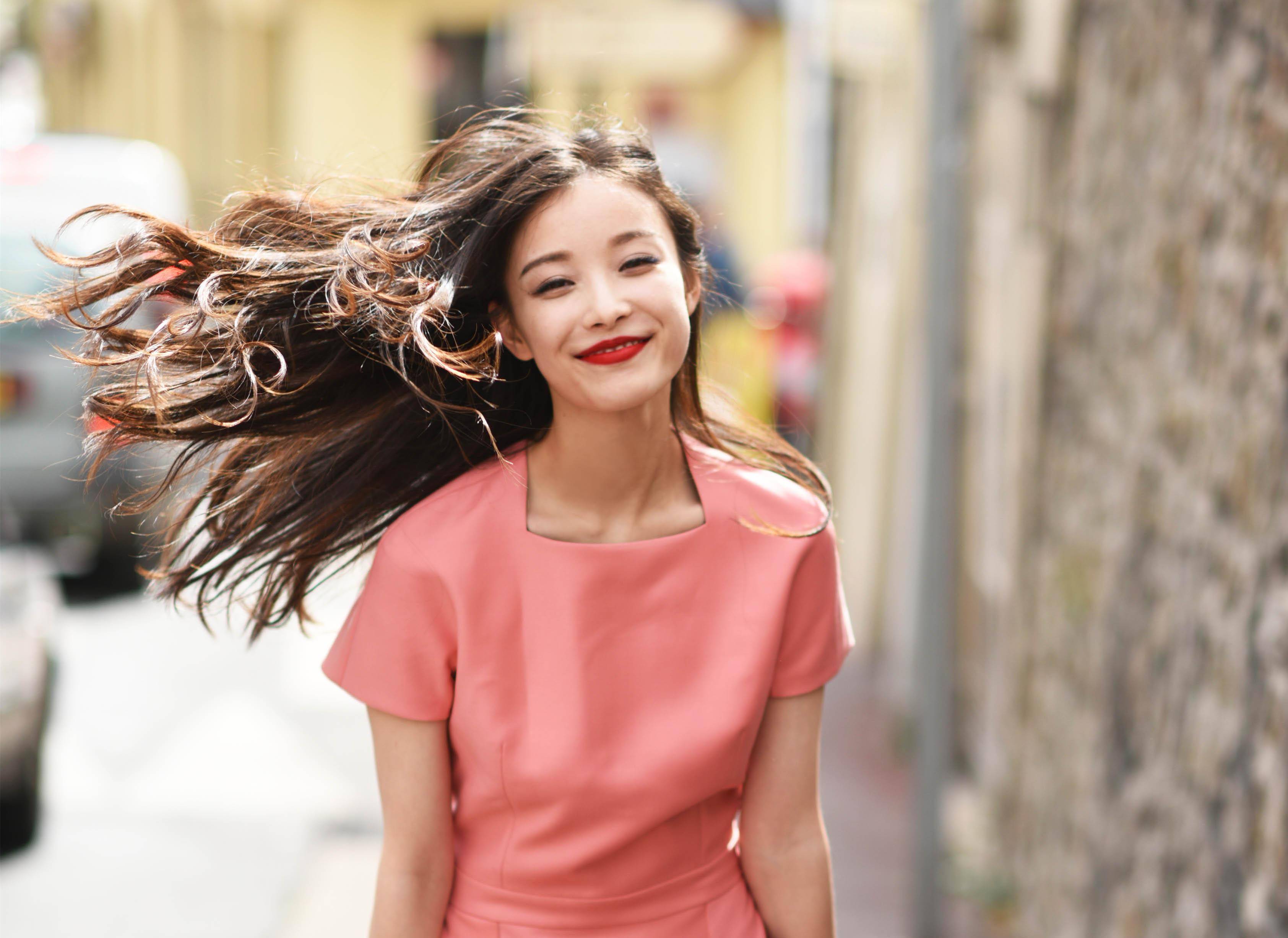 穿睡衣头发蓬乱飞起,埋头大口吃臭豆腐_活动_工作_身材