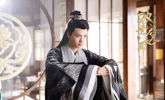 在第一部中的大王爷墨奕怀因为身体被大魔头控制,但意志还没有完