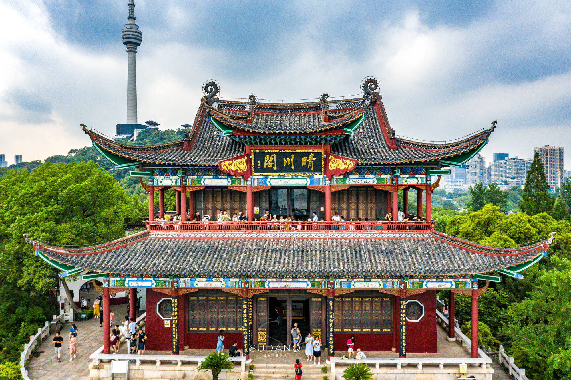 它与黄鹤楼隔江相望,被誉为"武汉三大名胜"之一,门票0元_晴川阁_铁门