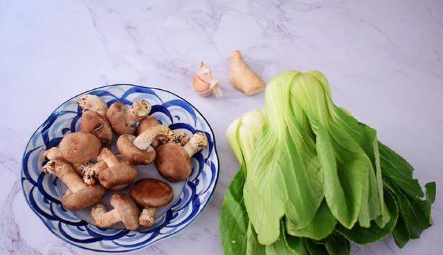 油菜这么做清香爽滑,比饭店做的还好吃,做法一看就会,家人最爱_香菇