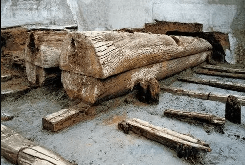 做棺材用什么材质最好 千年不腐阴沉木棺材_金丝楠木_乌木_地下