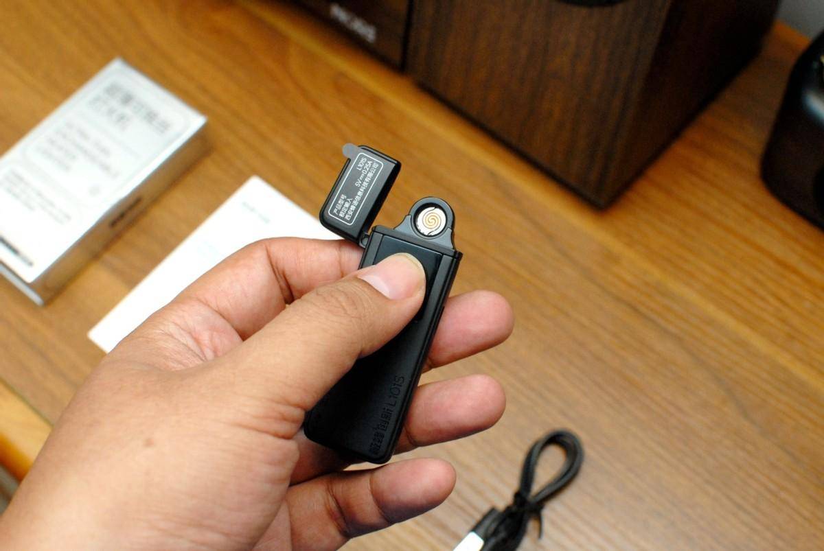 不管你抽不抽烟,这款超薄可换丝充电打火机必须得有