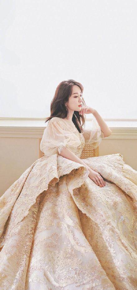 杨紫新代言换新形象,大胆挑战深v婚纱_造型_云雾_气质