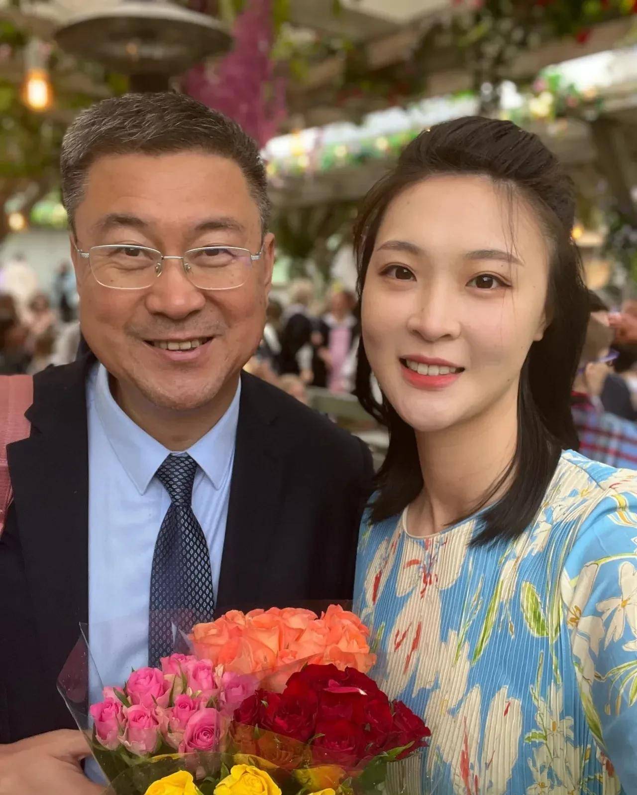 国外,参加亲妹毕业典礼,父母罕见露脸一家人颜值高_妹妹_杨臻博_网友