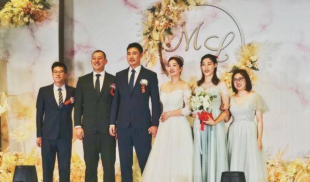 刘晓彤当伴娘,丁霞飞南昌,朱婷亮相天津,郎平……周末她们很忙_汤淼