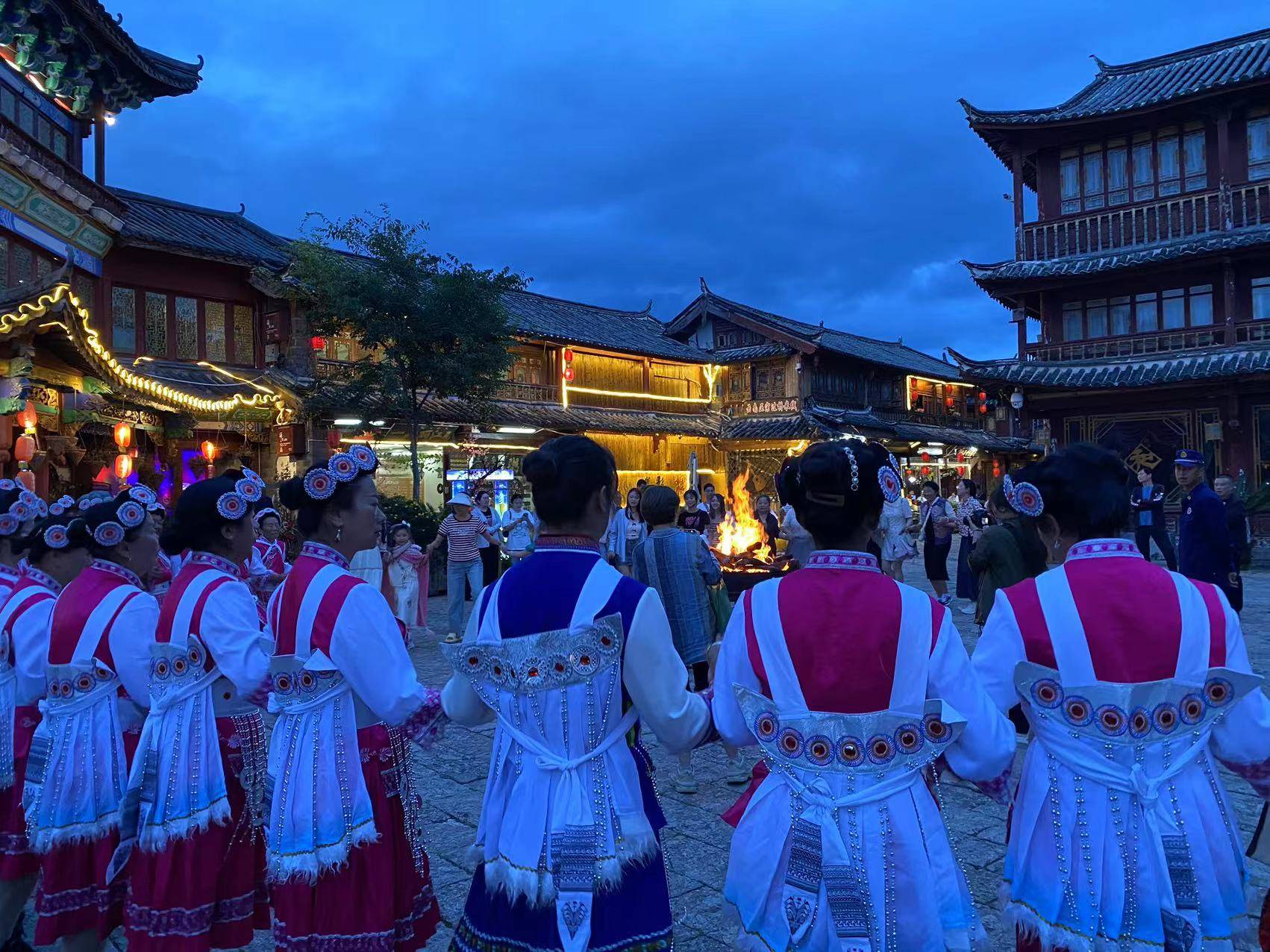 丽江古城南门茶马广场篝火打跳开启 音乐一响 脚步就停不住了!