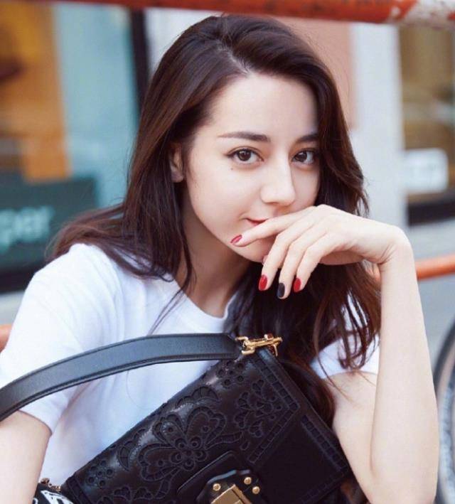 她捧红了一大批演员,大家所熟知的就有迪丽热巴,高伟光,张云龙等人