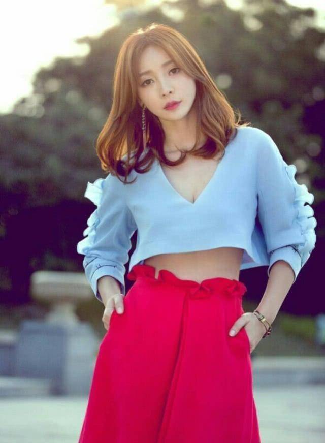 偶遇言承旭柳岩拍戏,路人镜头下"身材"引热议,网友:幻想破灭_女神