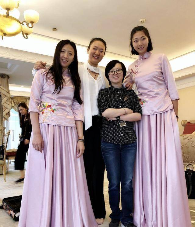 起见证了惠若琪的幸福,从现场图片来看,丁霞和袁心玥成了惠若琪的伴娘