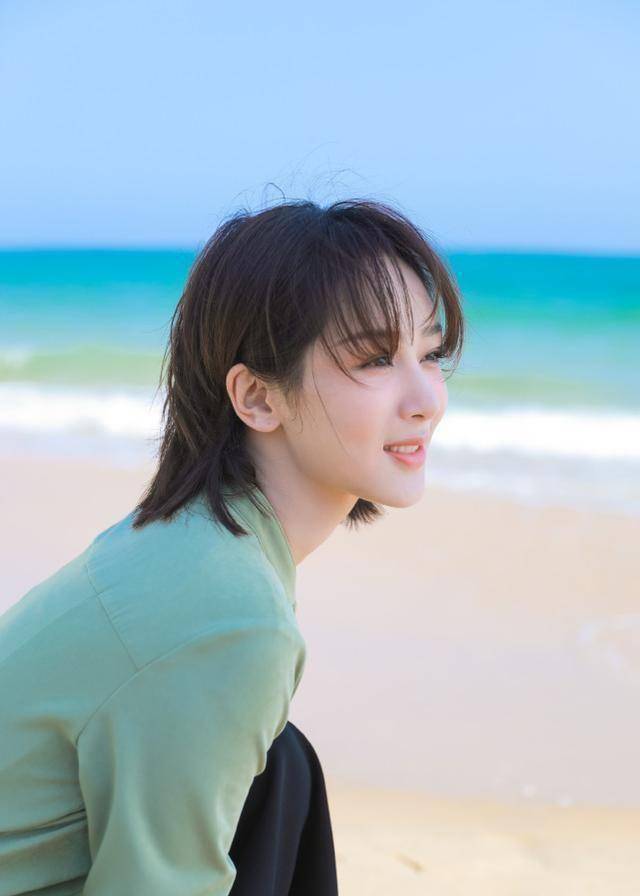 女心理师杀青,工作室晒杨紫一套海边大片,走清新路线更迷人_演艺圈