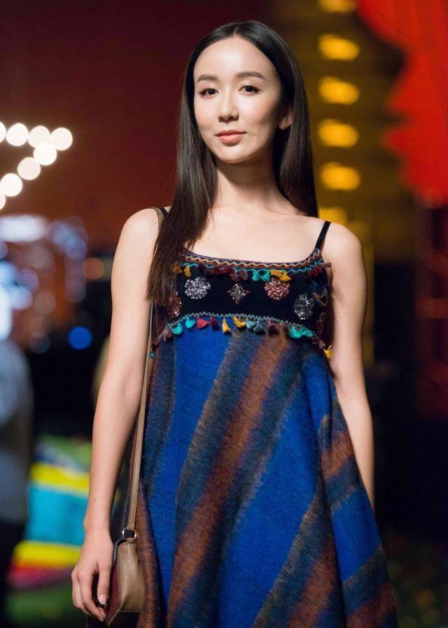 娄艺潇度假送惊喜,晒出在海边的泳装美照,小蛮腰惹网友羡慕_爱情_公寓