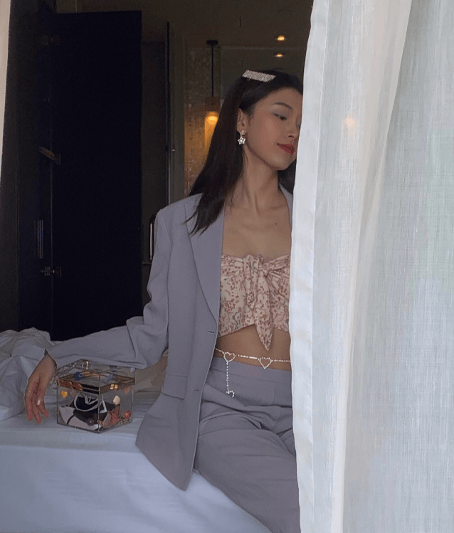 半藏森林再发"茶艺照",看清她穿的是什么后:难怪阿沁斗不过她_刘阳