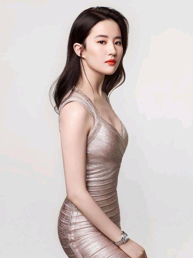 刘亦菲近照来袭,衬衫阔腿裤简约却惊艳,不愧是从2g打到5g的美貌_穿法