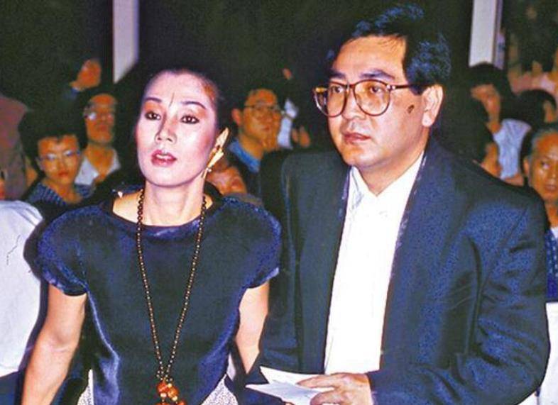 秦沛一家三口罕见同框,儿子帅气女儿靓丽,二婚国外妻子没出镜_姜丽文