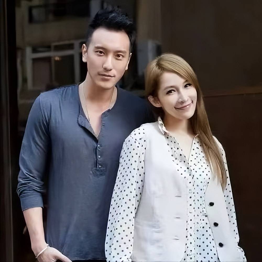 43岁萧亚轩面黄肌瘦,脸部凹陷,香肠嘴,疑被掏空_黄皓_男友_狗狗