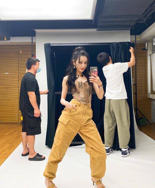 迪丽热巴绿洲晒出自拍,穿紧身衣搭工装裤又美又飒_照片_身材_五官