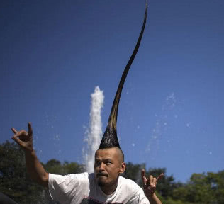 搞笑图片幽默段子笑话:大妈,你这辆自行车的配置不错呀_男友_筷子