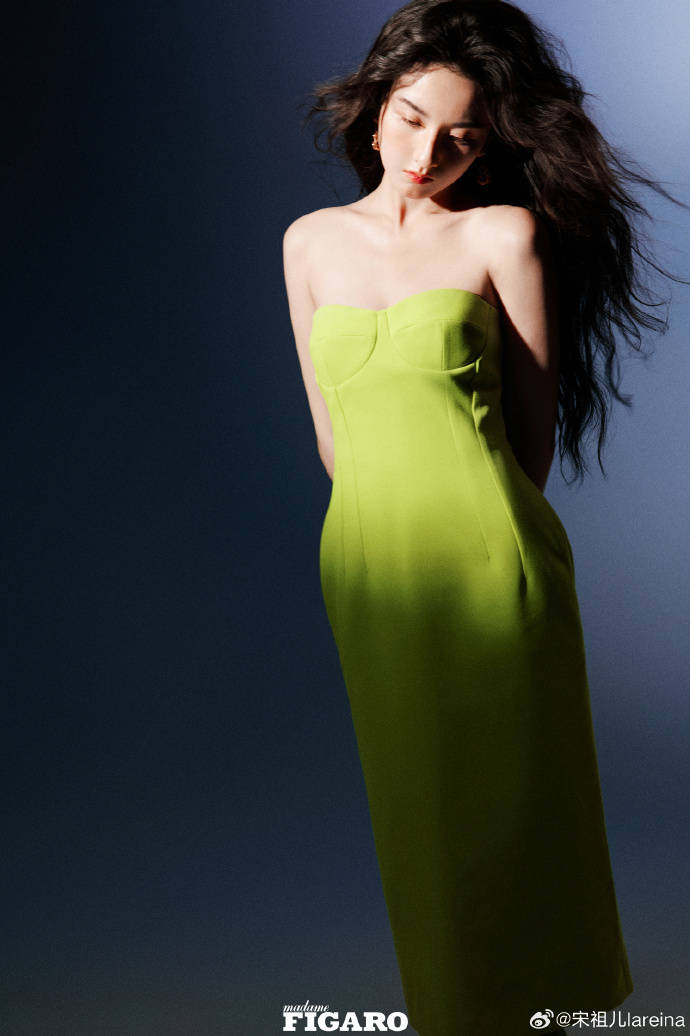 宋祖儿写真大秀白嫩美背!雪肤玉貌曼妙身材性感撩人_长发_红色_长裙