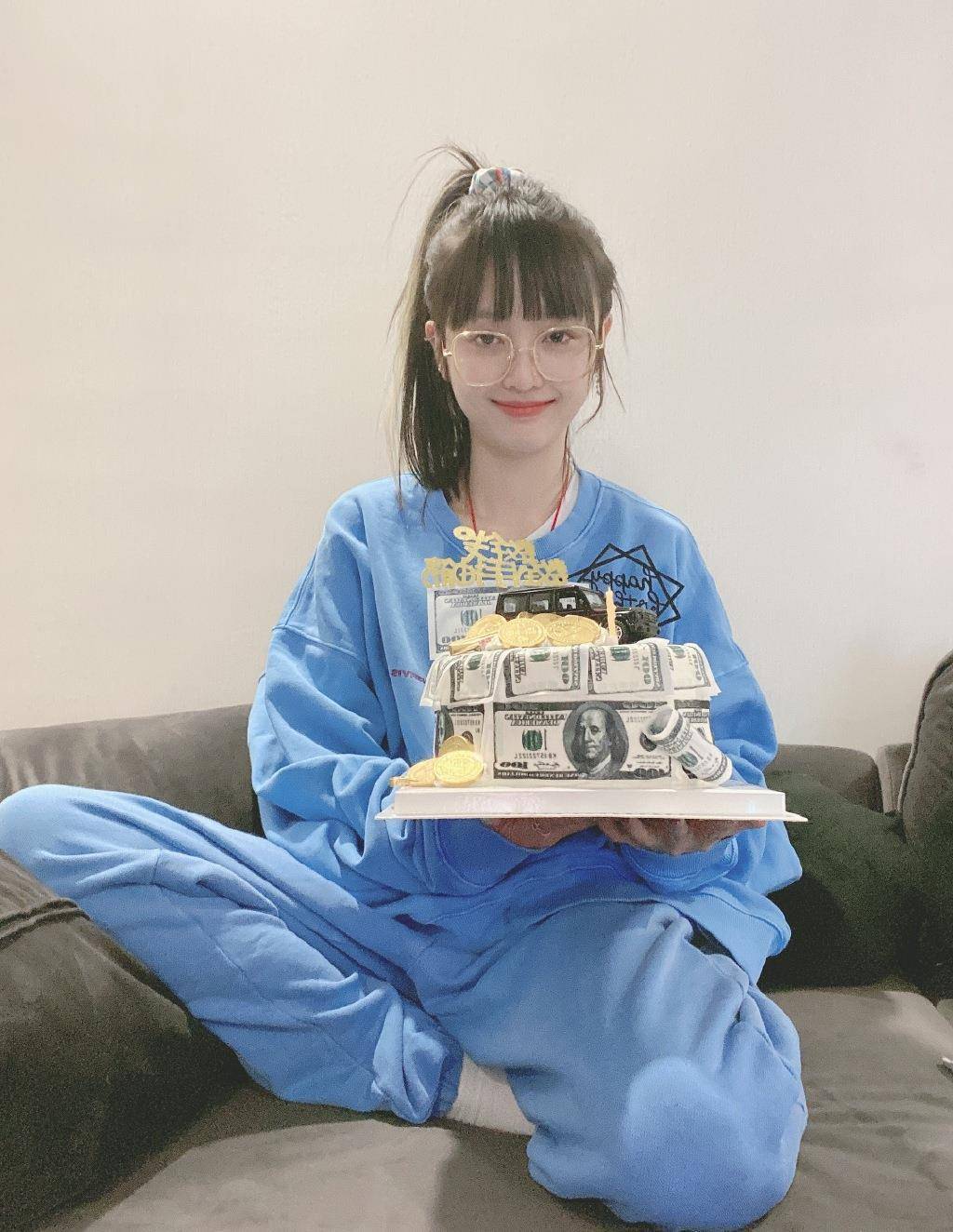 杨超越吴宣仪同穿鸳鸯鞋,一个穿成一米五,另一个腿长一米八_黑色_西装