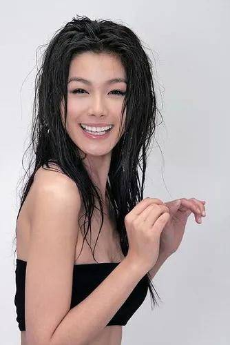 高个美女于娜退出娱乐圈?消失了15年的她现在怎么样了?