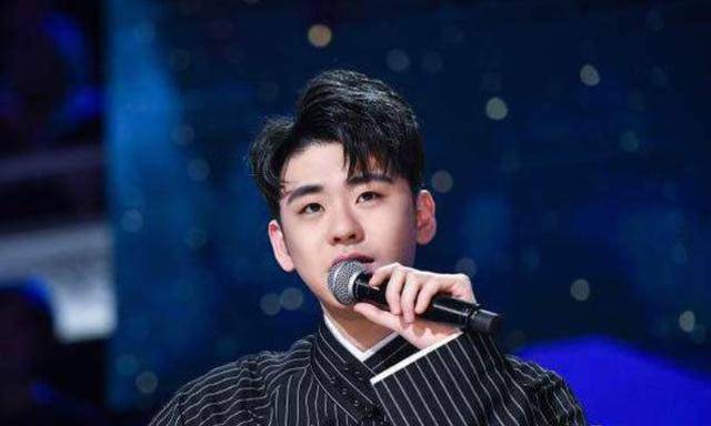 秦霄贤的成长:舞台上他装得多"傻",私下里就有多精明_郭德纲_张云雷