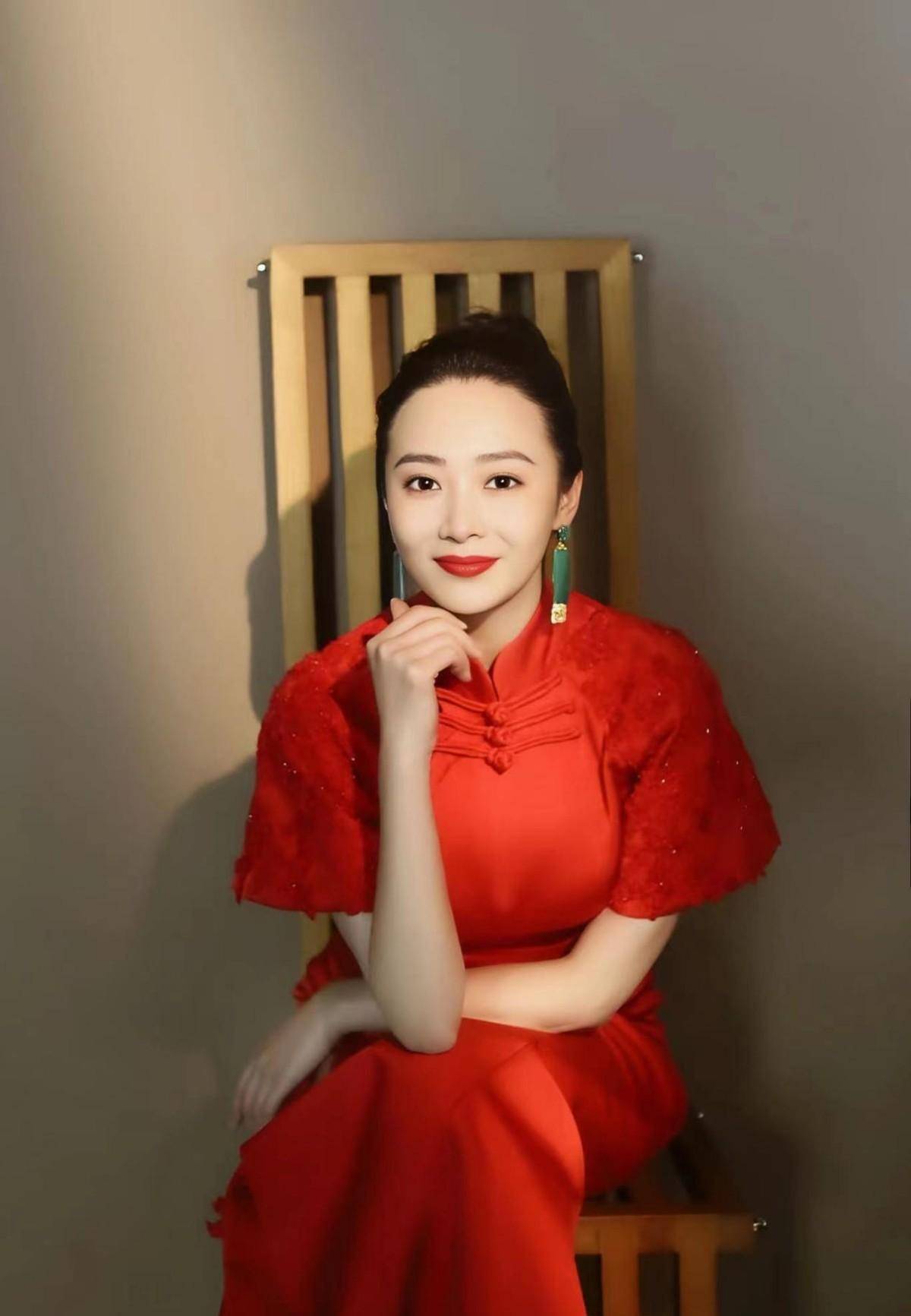 《狂飙》后程程大秀身材曲线,曲栅栅这张旗袍照片,没人能扛得住